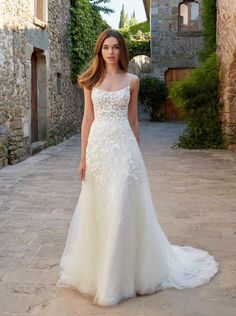 Kelly Featanini | Nyssa Sample Wedding Gown Kelly Faetanini, White Wedding Dress, Designer Wedding Gowns, Summer Wedding Dress, Long Wedding Dresses, Tulle Wedding, Perfect Wedding Dress, Tulle Wedding Dress, Wedding Dress Inspiration