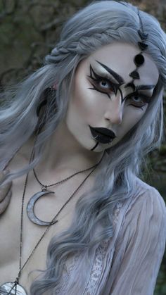 Snow Witch Makeup, Silver Witch Costume, Halloween Dark Fairy Costume, Grey Hair Halloween Costumes, Demoness Makeup, Evil Elf Makeup, Vampire Hair Styles, Nature Inspired Makeup, Dark Fairy Cosplay