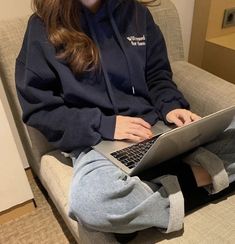 Comfy Student Outfit, Cute Comfy Study Outfit, Aesthetic Study Outfit, College Looks Student, Cozy Study Outfit, Korean Student Aesthetic, Cute Study Outfit, Study Outfit Comfy, Studying Outfits