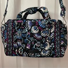 * Vera Bradley * Never Used * Retired Pattern * Smoke Free + Pet Free Home * Please Refer To Pictures For Measurements Vera Bradley Patterns, Vera Bradley Purses, Purse Crossbody, Cowboy Boots Women, Bramble, Boots Women, Vera Bradley Bags, Beautiful Bags, Vera Bradley