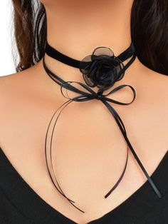 Choker With Flower, Ribbon Accessories Fashion, Rose Choker Necklace, Rose Choker Diy, Black Rose Choker, Black Flower Choker, Flower Choker Diy, Flower Choker Outfit, Ribbon Outfit