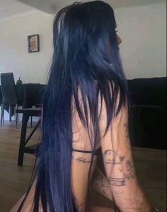 blue hair Blue Hair Highlights, Dyed Hair Blue, Blue Black Hair, Dark Blue Hair, Dyed Hair Inspiration, Hair Streaks, Pretty Hair Color, Hair Stylies, Mia 3