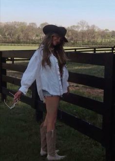 Western Ig Pictures, Farm Summer Outfits, Feminine Country Aesthetic, Country Aesthetic Outfit Women, Country Rodeo Outfits, Spring Cowgirl Outfits, Soft Country Aesthetic Outfit, Country Girl Outfits Aesthetic, Cowboy Girl Aesthetic