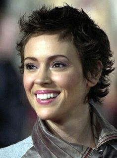 Alyssa Milano Hair, Curly Hair Pictures, Short Wavy Haircuts, Easy Hair Cuts, Really Short Hair, Wavy Haircuts, Curly Pixie, Short Wavy Hair