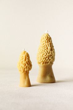 there are two small figurines made to look like people with hair on their heads