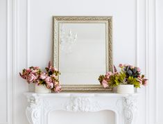 Gold mirror and pink flowers on a white fireplace mantel ©Olga Mishyna - stock.adobe.com Piano Decorating Ideas, White Fireplace Mantels, Salon Shabby Chic, House To Home, Elegant Living Room Decor