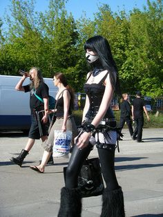 Shadow Bites at an event looking extra skim but simplicity is best with Cyber-Goth outfits, here she looks great! Rave Fit, Goth Fits, Gothic Mode, Rave Fits, Arte Punk, Rave Girl, Halloween 3, Alt Outfits