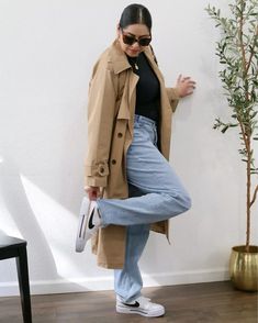 Urban Cool: 8 High Top Sneakers Outfit Inspirations - Magic of Clothes Casual Trench Coat Outfit Sneakers, Casual Trench Coat Outfit, Outfit With Sneakers, High Waisted Leggings Workout, How To Wear Sneakers, Black Workout Leggings