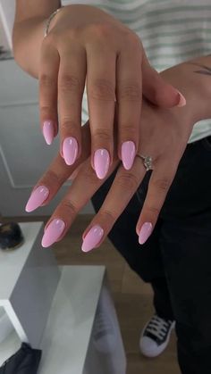 Trendy Solid Nail Colors, Nails 2023 Trends Vacation, February 2023 Nail Trends, Basic Dip Nail Ideas, Solid Color Valentines Nails, Light And Dark Pink Nails, Solid Color Almond Nails, Cute Solid Color Nails, Single Color Nails