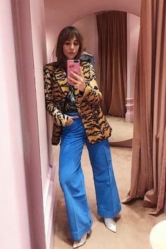 How to Wear Flared Jeans in 2019 | Who What Wear Flare Jeans Street Style, Outfits 70s, Animal Print Fashion, Trendy Fall Outfits