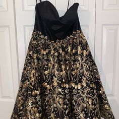 Size 14 Mac Duggal Black And Gold Cocktail Dress Only Worn Once! Black And Gold Cocktail, Gold Cocktail Dress, Mac Duggal Dresses, Atelier Versace, Kim Kardashian Red Carpet, Gold Cocktail, Victoria Dress, Mac Duggal, Red Carpet Dresses