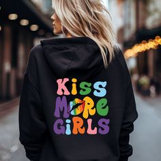 This adorable hoodie is not only cozy, but also a great way to spread a positive message that you can carry out into the world. Here are the highlights: Material: This hoodie offers a "buttery soft" wearing comfort, 50% cotton and 50% polyester Design: There is a happy, colorful message on the back. Feel free, feel good. Make a statement and contribute to more freedom and acceptance. Wear it with pride and have a positive impact on the people around you. Pride Hoodie, Rainbow Sweater, Positive Messages, Feel Good, Gender Neutral, Highlights, Kiss, Display Homes, Adult Outfits