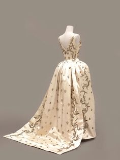 Historical Wedding Dresses, Vintage Haute Couture, Queen Sirikit, 1960 Fashion, Dress History, King Fashion, Designer Evening Dresses, French Fashion Designers, Ladies Gown