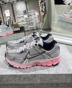 Nike Best Shoes, Cute Outfits Sneakers, Pink Vomero 5 Outfit, Nike Vomero 5 Outfit Women, Nike Vomero 5 Outfit, Vomero 5 Outfit, Trendy Nike Shoes, Outfit Ideas Pink