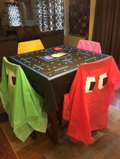 an image of a table that has been decorated with paper and some decorations on it