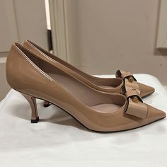 Stuart Weitzman Patent Leather Nude 3” Heels. Pointed Toes. Never Worn. Pristine Condition. Bows With Gold Hardware. Size 6 Narrow Leather Bow, Leather Bows, Stuart Weitzman Shoes, Stuart Weitzman, Gold Hardware, Shoes Women Heels, Patent Leather, Shoes Heels, Size 6