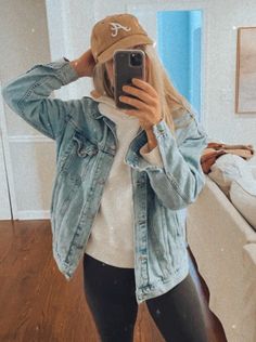 White Hoody Outfits, Jean Jacket With Hoodie Outfits, Styling White Hoodie, Light Jean Jacket Outfit Fall, Light Colored Jean Jacket Outfit, Fall Jean Jacket Outfits Casual, Jean Jacket With Hood Outfits, Sweatshirt And Jean Jacket