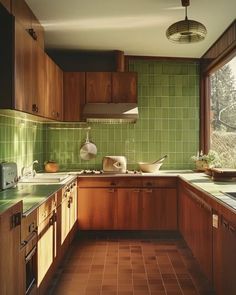 Mid-Century Modern Kitchen Goals 70s Interior, Kitchen Guide, Retro Interior Design, Seating Ideas, Living Room Decorating Ideas