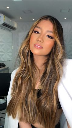 Dark Brown Hair With Honey Money Piece, Hair Highlights Blonde, Heatless Hair Curling, Balayage Ombre Hair, Really Curly Hair, Heatless Hair, Curl Your Hair, Highlights Blonde, Balayage Ombre