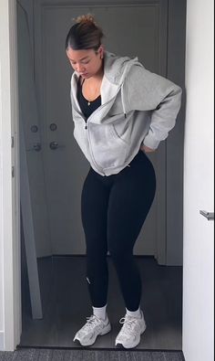 Gym Fit Modest, Gym Outfits For Women Black, Gym Outfit Black Women, Modest Gym Clothes, Sport Leggings Outfit, Cute Gym Outfits For Women, Outfits Academia, Gym Aesthetic Outfits, Gym Outfit Women