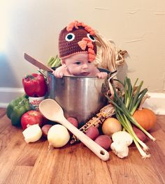 Baby Turkey Costume, Thanksgiving Baby Pictures, Baby Holiday Photos, Fall Baby Pictures, Baby Turkey, Baby Milestones Pictures, Thanksgiving Photos, Monthly Baby Pictures, Baby Fotografie