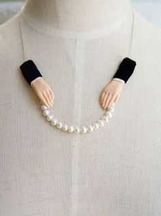 Outfits Fall, A Necklace, Contemporary Jewellery, Contemporary Jewelry, Mode Inspiration, Black Beads, Hands On