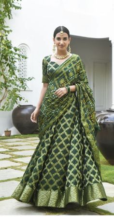 Checks Lehenga Designs, Bandhani Print Lehenga, Green Printed Lehenga, Band Neck Blouse Design, Green Bandhani Dupatta Lehenga, Bandhani Ghagra Choli, Bandhani Half Saree, Chunari Print Lehenga, Green Bandhani Saree Blouse Design