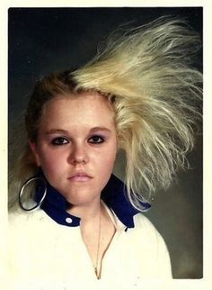 16 coupes de cheveux atroces qu'on ne voit plus aujourd'hui mais qui étaient totalement à la mode dans les années 80 ! Funny Family Photos, Glamour Shots, 90s Hairstyles, Family Humor