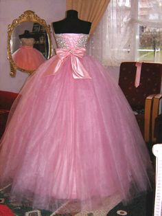 Color:Pink/Coral Material:Organza Back Design: Lace Up With Bow (Satin Bow Or Organza Bow As your per request) Process Time:15 to 20 days Shipping Method :DHL,Aramex,EMS,Fedex Coral Quinceanera Dresses, 15 Birthday Dresses, Prom Dress Ball Gown, Custom Made Prom Dress, Organza Bow, Pink Wedding Inspiration, Pretty Quinceanera Dresses, Prom Dresses 2018, Pink Wedding Dress