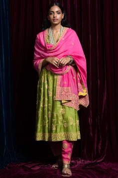 Green long flared kurta with all over floral jaal motif work. Comes with fuschia pink salwar and dupatta. Components:3 Thread Neckline:Round Sleeve Length:Three quarter Fabric:Matka Silk Color:Green,Pink Split neck Kurta with side gather pleat Dupatta with border - Aza Fashions Green Salwar Suit, Payal Pratap, Desi Dress, Desi Wedding Dresses, Golden Thread, Kurta With Pants, Embroidery Suits, Indian Designer Wear, Party Wear Dresses