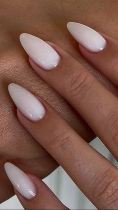 It Girl Nails Aesthetic, That Girl Nails Aesthetic, Clean Nails Aesthetic Design, Badem Nokti, Coconut Milk Nails, American White Nails, Almond White Nails Design, Almond Nails White Design, Off White Almond Nails