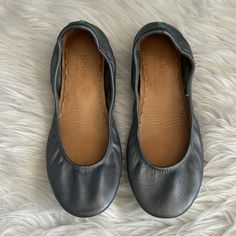 Tieks Leather Silver Gray Ballet Flats Size 8 - Excellent Condition - Original Packaging Not Included Gray Ballet Flats, Tieks Shoes, Leather Silver, Flat Shoes Women, Ballet Flats, Loafer Flats, Loafers, Ballet, Packaging