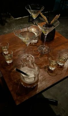 a table topped with glasses filled with drinks