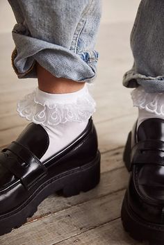 Frill Socks Outfit, Lace Socks Outfit, Cute Socks Outfit, Socks With Sneakers, Cute Ankle Socks, Shoes List, Frill Socks, Loafers With Socks, Decades Fashion