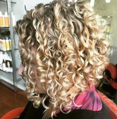 42 Curly Bob Hairstyles That Rock in 2019 Curly Inverted Bob, Spiral Perm, Short Permed Hair, Inverted Bob Hairstyles, Curly Hair Photos, Wavy Bob Hairstyles, Beautiful Curls, Curly Bob Hairstyles, Permed Hairstyles