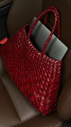 Pop Of Red, Bag Obsession, Woven Tote Bag, Leather Shoulder Handbags, Bag Ideas, Bag Trends, New Energy, Travel Tote