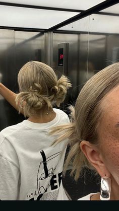 Kadeřnické Trendy, Vlasové Trendy, Greasy Hair Hairstyles, Hair Stylies, Work Hairstyles, Penteado Cabelo Curto, Hair Stylist Life, Sleek Hairstyles, Festival Looks