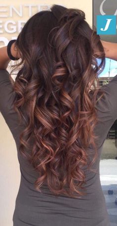 Byolouge Hair Brown, Dark Brown Hair With Copper Undertones, Carmel Hair Balayage Brunettes, Balayage Hair Ideas For Brunettes, Hair Color Ideas For Brown Hair Ombre, Dark Roots Hair Color Ideas Brown, Women Layered Haircut Medium, Red And Caramel Highlights On Dark Hair, Hair Copper Balayage