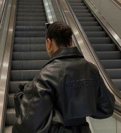 Escalator Photoshoot, Yennefer Of Vengerberg, Instagrammer, Instagram Inspo, Insta Photo Ideas, White Aesthetic, Black Aesthetic, Aesthetic Photo