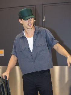 Austin Butler Street Style, Austin Butler Style, Butler Outfit, Classy Outfits Men, Austin Butler, Fire Fits, At The Airport, Hot Actors, Fashion Night