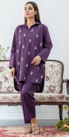 Short kurti design Frock Ideas, Short Kurti Designs, Women Shirt Designs, Simple Dress Casual, Stylish Kurtis Design, Simple Kurta Designs, Short Kurti, Kurti Designs Latest