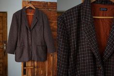 Vintage wool blend, chestnut brown, plaid, autumnal palette houndstooth, dark academia wool blend blazer by Malli Mari, made in Finland, fits size L-XL woman. MATERIAL: 85%wool, 15%polyamid CONDITION: great vintage condition* *Please note: with all pre-owned, vintage garments a certain wear/age to them is normal and expected. Consider your choice if you think otherwise. COLORS are displayed as close to real as possible yet keep in mind there can be slight difference in tones due to the settings Fall Single-breasted Sport Coat For Office Wear, Fall Office Wear Sport Coat Single Breasted, Brown Blazer For Office Wear In Fall, Fall Business Tweed Jacket With Houndstooth Pattern, Fall Houndstooth Blazer With Notch Lapel, Wool Houndstooth Blazer For Fall, Fall Sport Coat With Houndstooth Pattern And Notch Lapel, Fall Houndstooth Sport Coat With Notch Lapel, Plaid Business Sport Coat For Fall