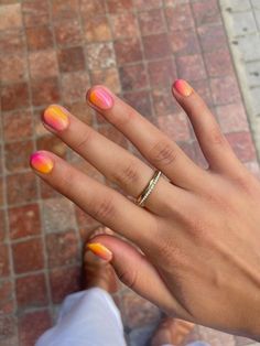 Short Shalac Nails, Orange Nail Short, Short Gel Nails Vacation, Simple Summer Nails Pink And Orange, Orange And Pink Short Nails, Short Orange And Pink Nails, Pink Aura Nails Short, Sunset Nails Short, Aura Nails On Short Nails