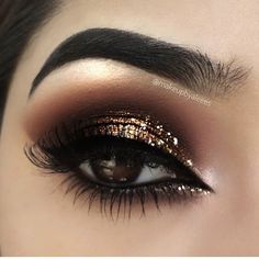 Trucco Smokey Eye, Cool Makeup, Make Up Designs, Eye Glitter, Sparkly Makeup, Makeup Sephora, Gold Eye Makeup, Beauty Eyeshadow, Glitter Eye Makeup