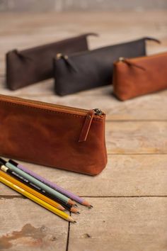 Leather pencil case is made to organize your essentials. We use high quality vintage leather which will get individual patina in time. PRODUCT DIMENTIONS Big Length - 22 cm/8.7 inch Height - 10 cm/ 4 inch Depth - 4 cm/1.6 inch Small Length - 22 cm/8.7 inch Height - 8 cm/3 inch Depth - 4 cm/ 1.6 inch Product description: - top grain leather - no linen - zipper closure All our products can be customized, just contact me. Engraving is also available. Our leather pen case is available in seven color Pencil Pouch Diy, Felt Pencil Case, Leather Pen Holder, Planner Pouch, Diy Pencil Case, Zipper Pencil Case, Green Pencil, Diy Pencil, Leather Pencil Case