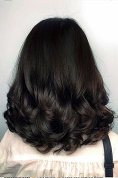 Haircuts 2023 Women Medium, Wavy Curls On Short Hair, Mid Length Haircut Indian, Shoulder Length Haircut Indian, Short Haircut For Wavy Hair Indian, Indian Shoulder Length Hair, Indian Short Hair, Indian Haircut, Indian Layered Haircut