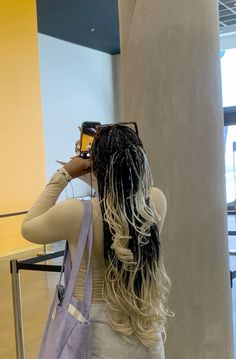 Small ombre french curl braids Black To Blonde Braids Ombre, Ombre Peekaboo Braids, French Curl Peekaboo Braids, Ombre French Curl Braids, Peekaboo French Curl Braids, Anime Braids, Peekaboo Braids, Ombre Braids