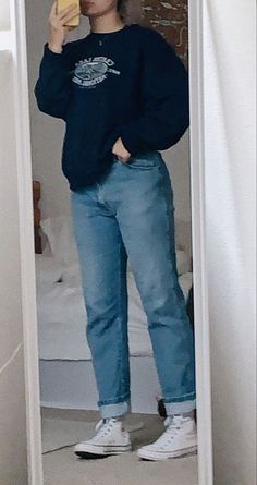 Sweatshirt And Converse Outfit, Modern Comfy Outfits, Mom Jeans Outfit With Converse, Converse And Baggy Jeans, Loose Blue Jeans Outfit, Outfits For White Converse, Converse Outfit For School, Classic Converse Outfit, Off White Converse Outfit