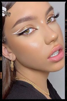 Make Up Ideas With White Eyeliner, Make Up Eyeliner Ideas, Colored Eyeliner Looks For Brown Eyes, Eyeliner Fashion, Euphoria White Eyeliner, Eye Lining Ideas, Eye Make Up White Eyeliner, Makeup Ideas Colorful Eyeliner, Make Up Looks With White Eyeliner