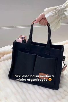 Descubra a praticidade e o estilo com nossa bolsa feminina transversal média. Ideal para o dia a dia, esta bolsa feminina combina elegância e funcionalidade. Não perca a chance de atualizar seu guarda-roupa com uma bolsa feminina que é tendência. Compre já sua bolsa feminina transversal média e destaque-se!